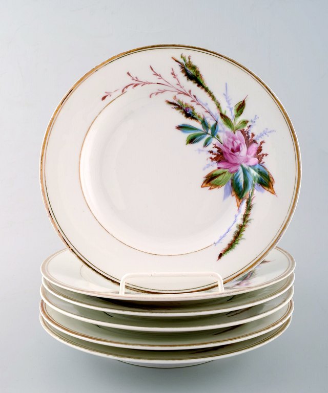 6 antikke Royal Copenhagen tallerkener dekoreret med blomster. Ca. 1850´erne.