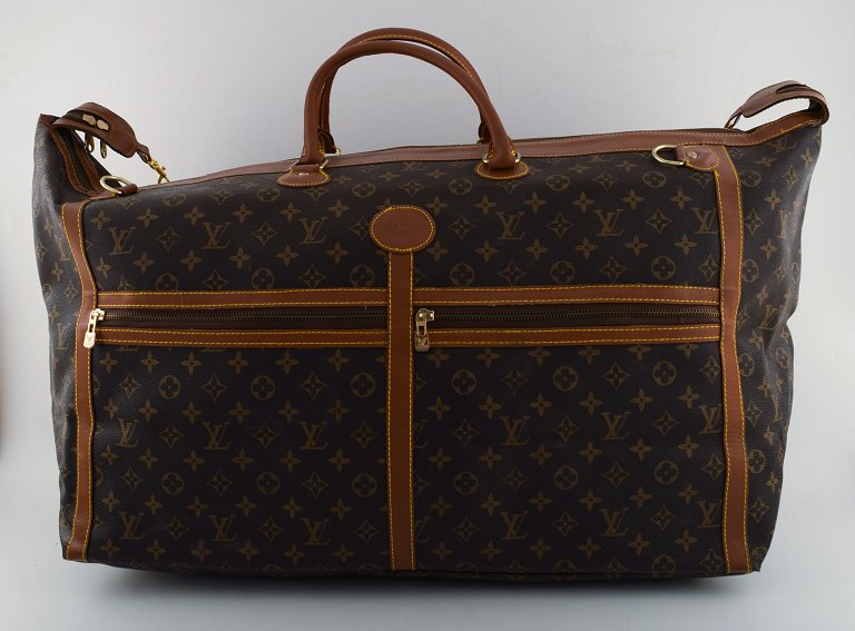 Louis Vuitton: Large vintage travel bag of monogram canvas