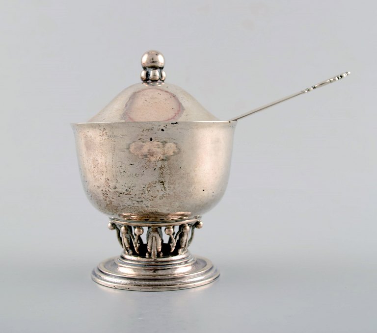 Georg Jensen: Early mustard bowl of silver with insert of faceted clear glass, 
with spoon.
Georg Jensen, 1918.