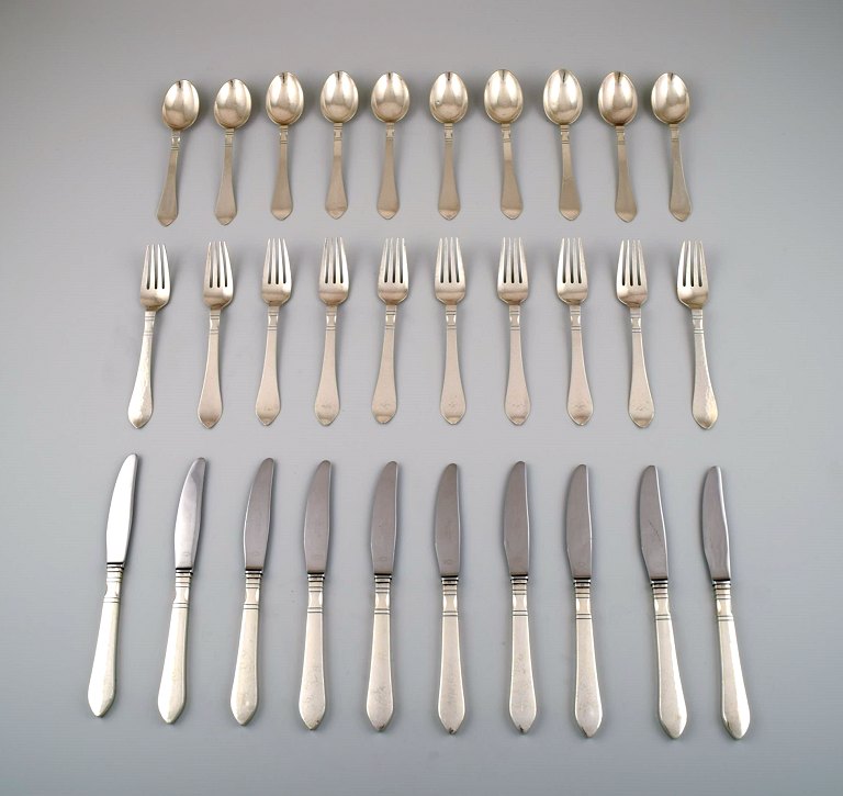 Georg Jensen. Continental (Antik) 10 p. Complete dinner silver service, hand 
hammered.