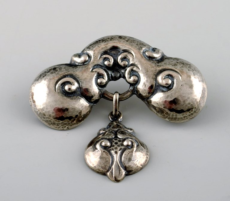 Danish Art Nouveau brooch in silver. 
Early 1900s.