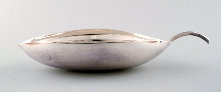 Art deco Bowl of plated silver designed by Lino Sabattini for Christofle.
