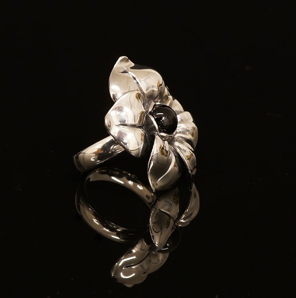 Regitze Overgaard für Georg Jensen: "Flower"-Ring. D: 3,2cm. Ringgr. 59