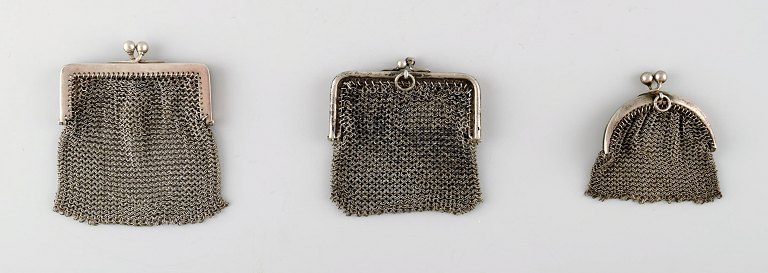 Three small ladies silver purses, approx. 1900, knitted bag.
