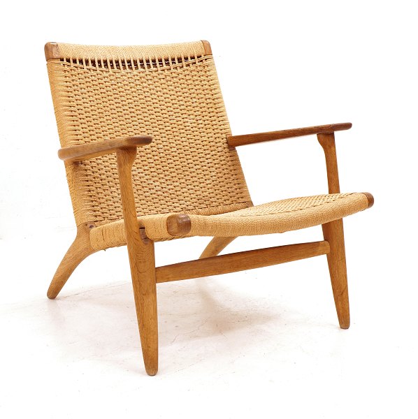 Hans J. Wegner: Armchair, oak. Made by Carl Hansen. CH 25