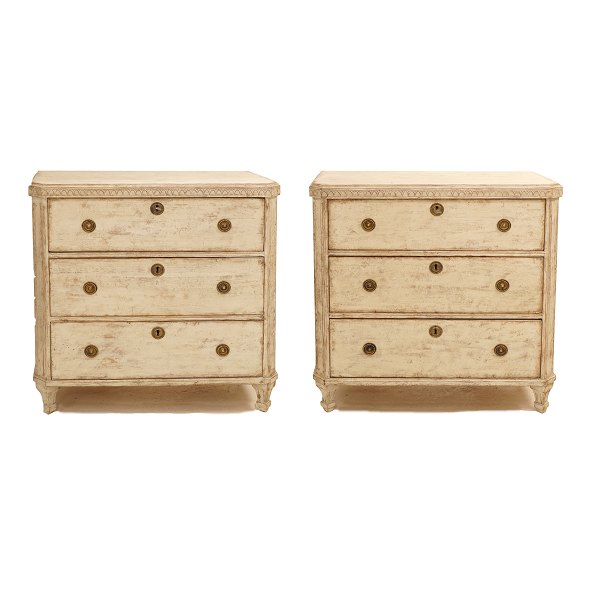 A pair of Gustavian style chest og drawers. Sweden circa 1880. H: 85,5cm. Top: 
43x84cm