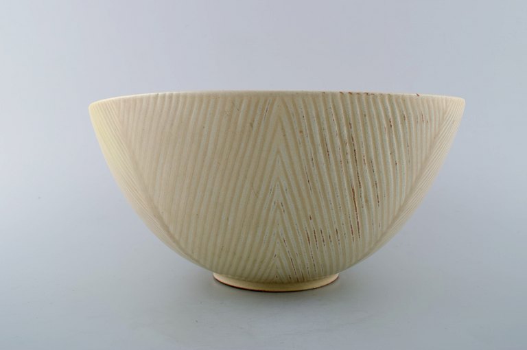 Axel Salto. Plain style, Royal Copenhagen. Large bowl.
