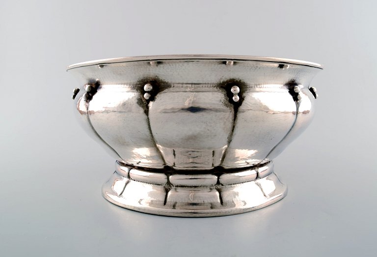 Stor Skønvirke champagnekøler / frugtskål af hammerslået sølv, udført hos Paul 
Petersen, ca. 1920.