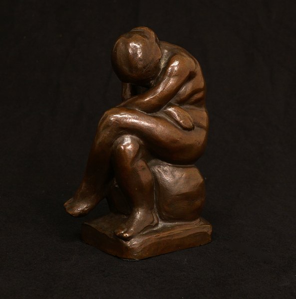 Kai Nielsen, 1882-1924, sitzende Frau aus patinierter Bronze. H: 17,5cm