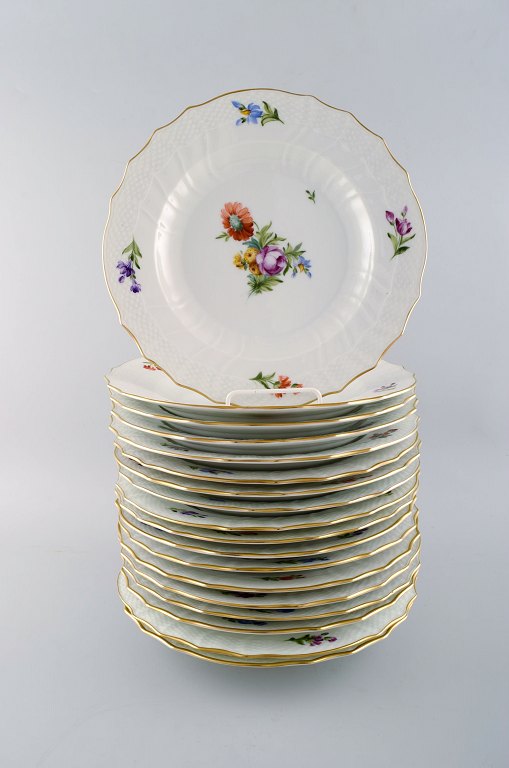 Royal Copenhagen Light Saxon Flower, 18 dinner plates
Decoration Number 493/1621.