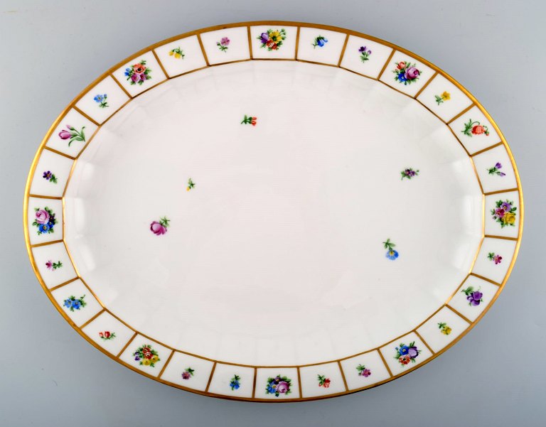 Royal Copenhagen Henriette oval serving dish. Hand-painted porcelain, Henriette 
No. 444/8541.