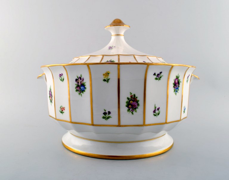 Royal Copenhagen Henriette, hand-painted porcelain with gold. no. 444/8532.