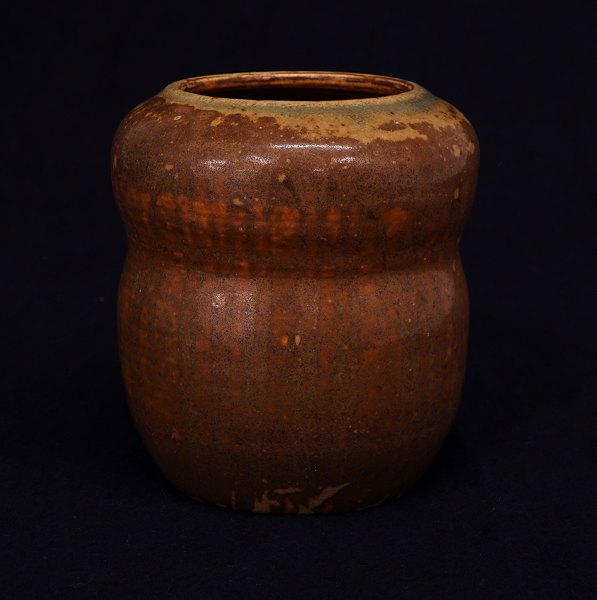 Patrick Nordström: Vase af stentøj med brun og grønlig glasur. Signeret og 
dateret 1924. H: 14,5cm