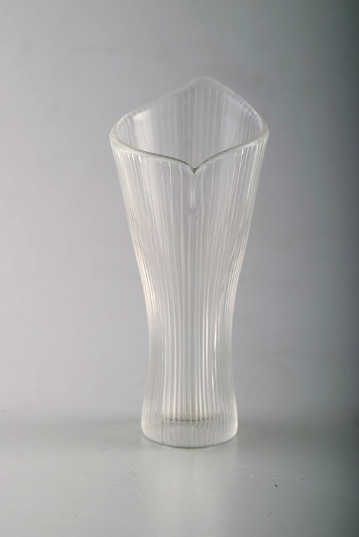 Tapio Wirkkala for Iittala. 
Klar kunstglas vase med indgraveret dekoration i form af striber.