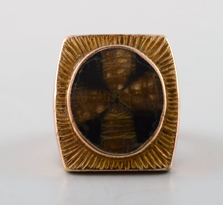 Peder Musse: Ring of 14 kt. gold with petrified wood.
Danish jeweler.
