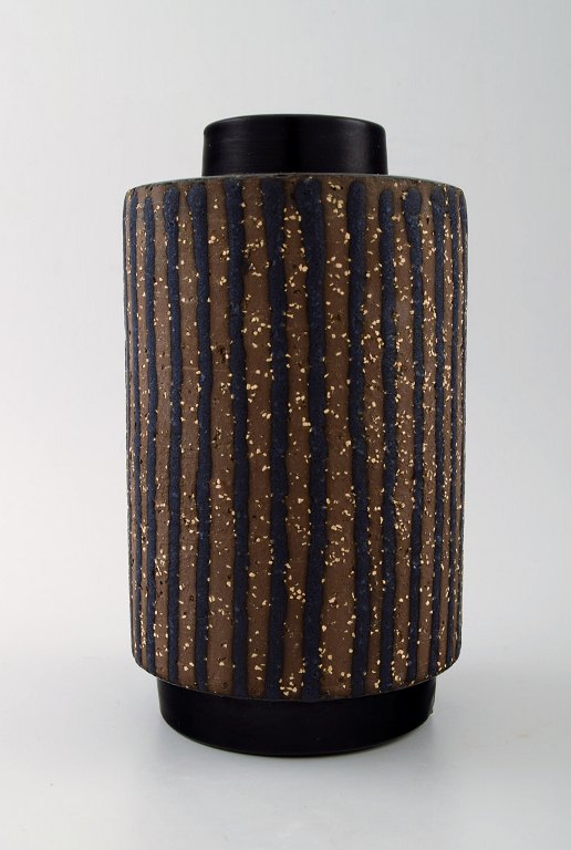 Mari Simmulson for Upsala-Ekeby keramik vase. 
