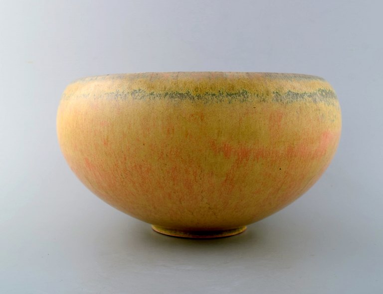 Saxbo. Stoneware bowl in modern design, glaze in yellow shades.