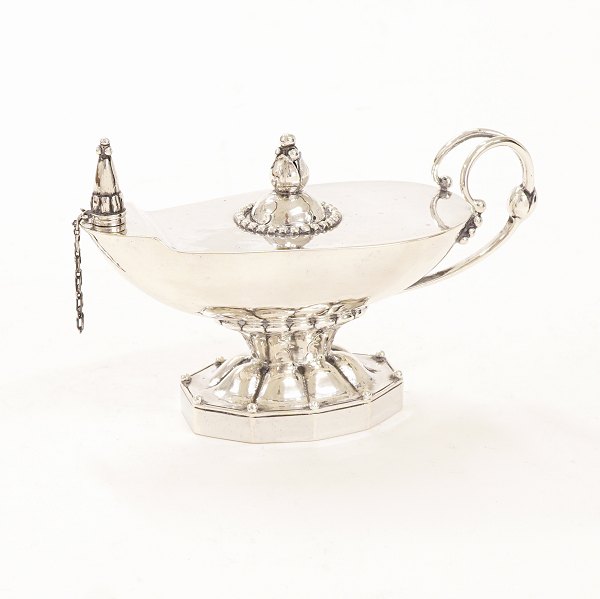 Georg Jensen: Oil lamp, silver. Period 1925-32. #12. H: 7,9cm. L: 14,5cm. W: 
167gr