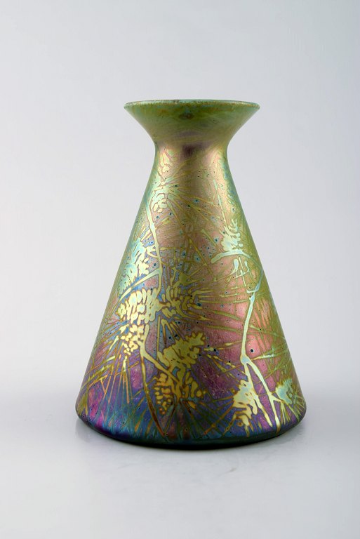 Clément Massier for Juan Golf, fransk vase i keramik, dekoreret med blomster i 
lustre glasur.