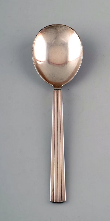 Georg Jensen sølvbestik  Bernadotte sølvbestik Georg Jensen
Bernadotte, Georg Jensen sølvbestik. Bestikmønster nr. 9 Bernadotte 
sterlingsølv 925. 
Serveringsske, længde 18,5 cm.