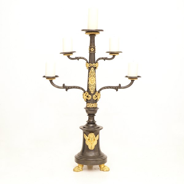 Grosser Bodenlecuhter für fünf Kerzen. Patinierte und vergoldete Bronze. 
Frankreich um 1850. H: 95cm. B: 66cm