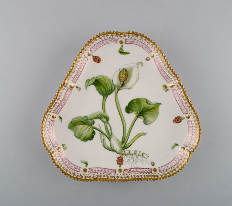 Royal Copenhagen Flora Danica tresidet fad af porcelæn, dekoreret i farver og 
guld med blomst.