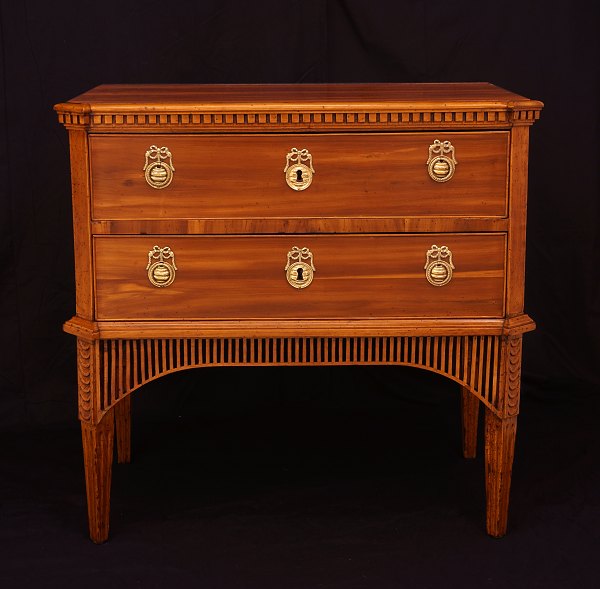 A 18th century Louis XVI-Chest of drawers. Altona, Northgermany, circa 1780. H: 
79,5cm. Plate: 51x84cm