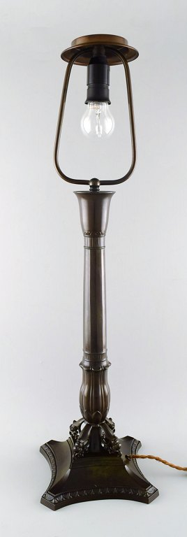 Just Andersen (1884-1943). Bordlampe af patineret diskometal, model D8.