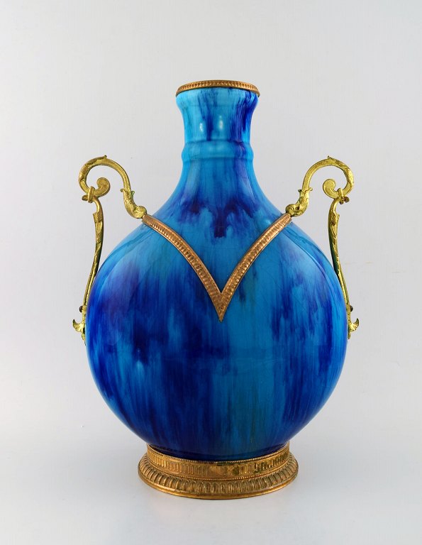 Sevres stor vase i fajance, håndmalet i turkis overglasur. Bronze montering.