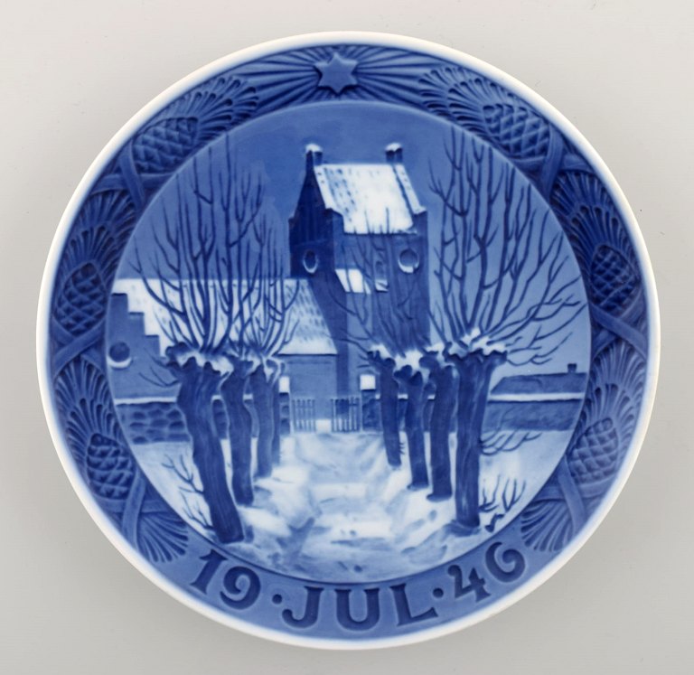 Royal Copenhagen, Christmas plate from 1946.
