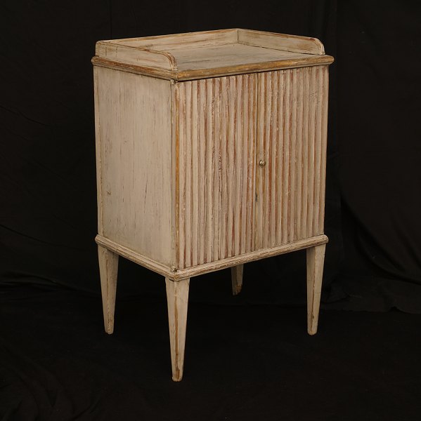 A small Gustavian 18th century cabinet. Sweden circa 1780. H: 82cm. W: 52cm. D: 
39cm