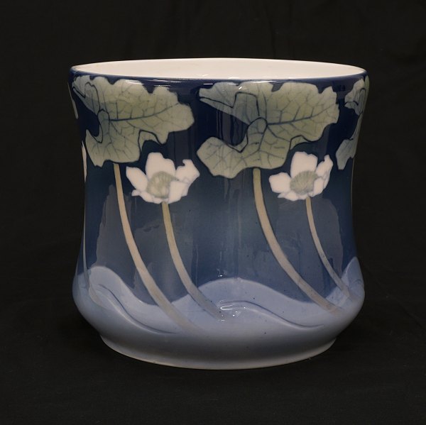 Anna Smidth für Royal Copenhagen: Vase mit Blumen. #6543. H: 21cm. D: 21cm