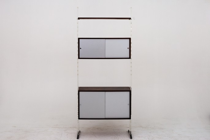 Poul Nørreklit / Georg Petersens Møbelfabrik
Free standing shelf in plexiglass and rosewood
1 pc. in stock
Good, used condition
Location: KLASSIK Flagship Store - Bredgade 3, 1260 KBH. K.

