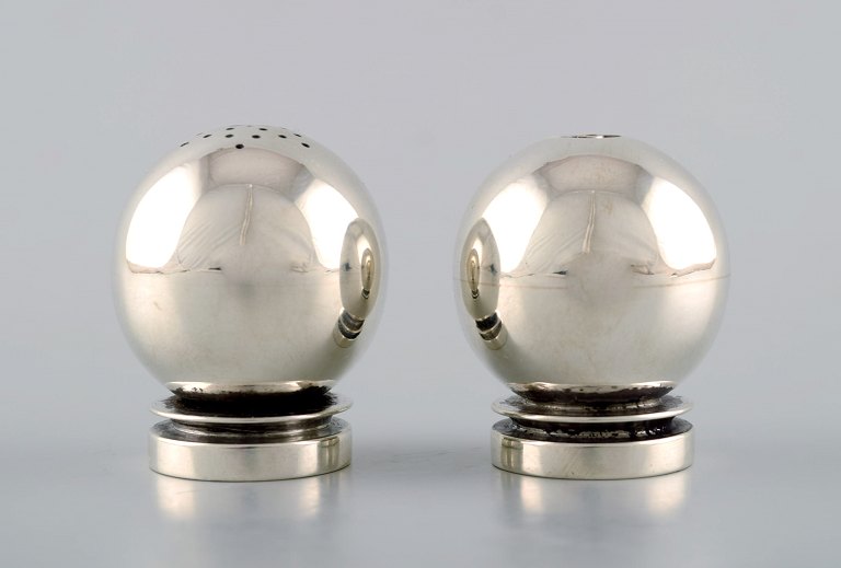 Georg Jensen "Pyramid" art deco salt & pepper set in sterling silver.
