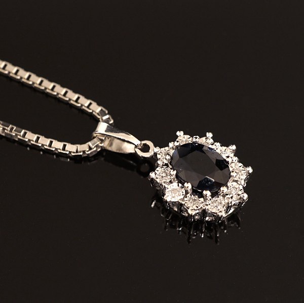 Jørgen Rasmussen, Copenhagen: Pendant of 14ct white gold with sapphire and 10 
diamonds. Size: 1x0,8cm. Necklace of 14ct whitegold. L: 46cm