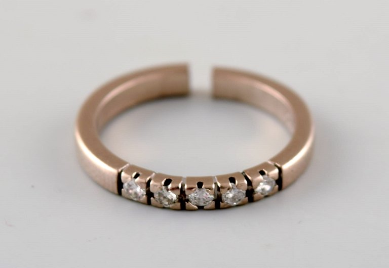 Surel ring af 14 kt. hvidguld. Prydet med fem brillantslebnde diamanter. I alt 
ca 0.15 ct.