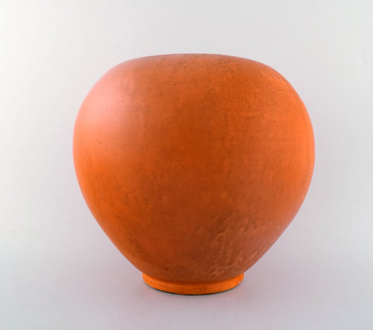 Kähler, Denmark, Svend Hammershoi, glazed stoneware vase.
