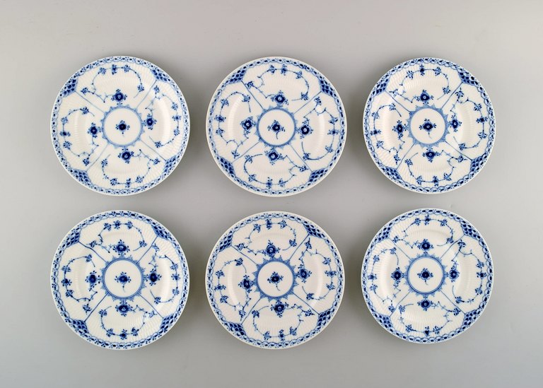 Royal Copenhagen. Kongelig porcelæn musselmalet halvblonde. 6 stk tallerkener. 
