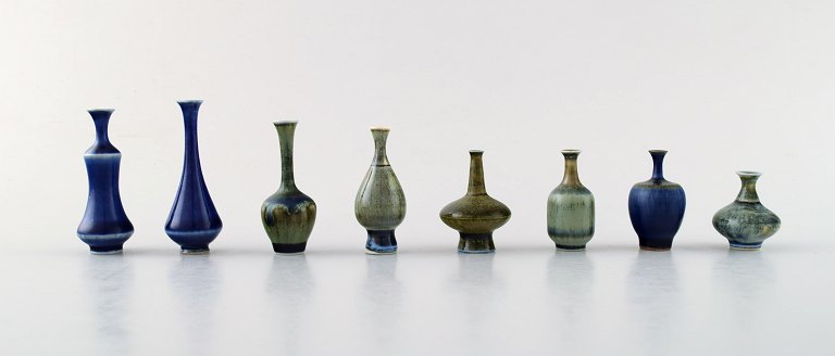 Samling Höganäs m. fl. miniature vaser, i alt 8 stk.
Signeret, JA (John Andersson) m.fl.