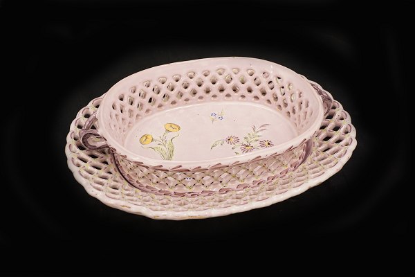 An 18th century basket of faience. Signed Rörstrand, Sweden, circa 1765. H: 8cm. 
27,5x24cm