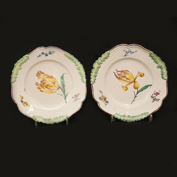 A very rare pair of faience plates. Reval 1772-82. D: 25,5cm