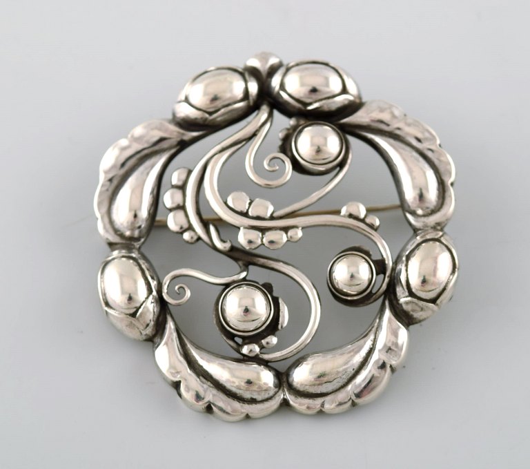 Tidlig Georg Jensen art nouveau moonlight blossom broche i sterlingsølv. 
