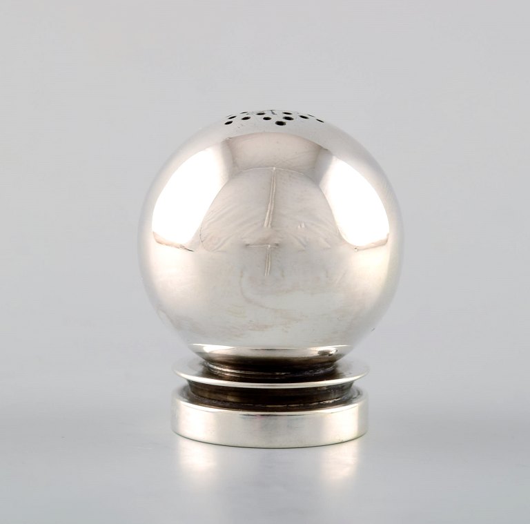 Georg Jensen "Pyramid" art deco salt shaker in sterling silver.
