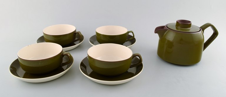 Timiana dinner service from Aluminia in faience. Consisting of 4 tea cups with 
saucers and tea pot. 1960.
