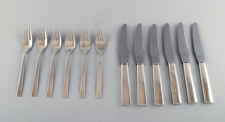 Georg Jensen 6-person modern dinner service in sterling silver consisting of 
knife and fork.
