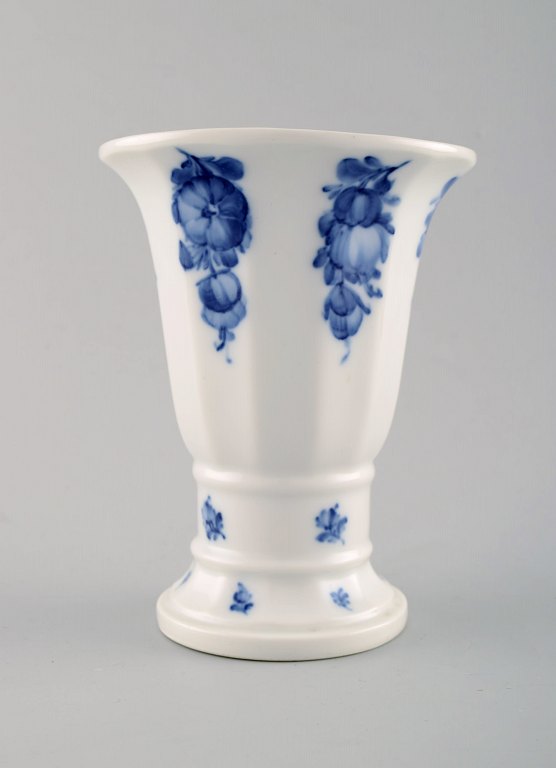 Royal Copenhagen blå blomst kantet vase nr. 8601.
