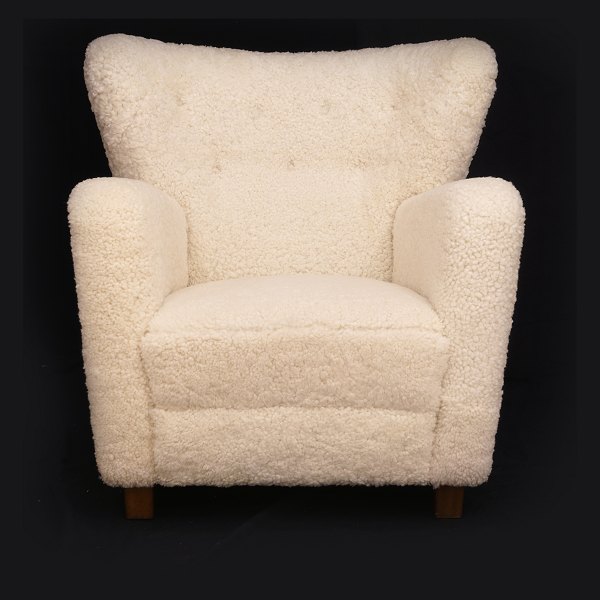 Dänischer Möbelproduzent: Easy chair neubezogen mit Lammwolle. Dänemark um 1935. 
H: 87cm. B: 83cm