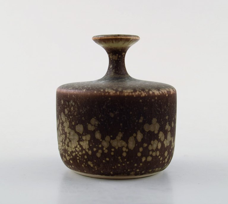 Rolf Palm, Mölle, unika keramikvase, spættet glasur i brune nuancer. Svensk 
design. 1972.