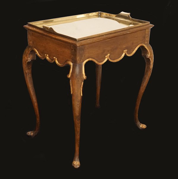 A Rococo table with brass tray top. Circa 1760. H: 74cm. Tray: 60x45cm