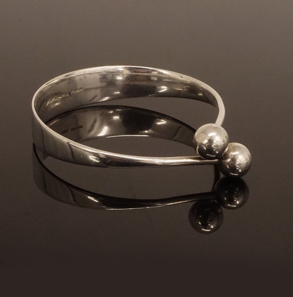 Hans Hansen: Armring in Silber. Masse innen: 6,6 x 6,8cm